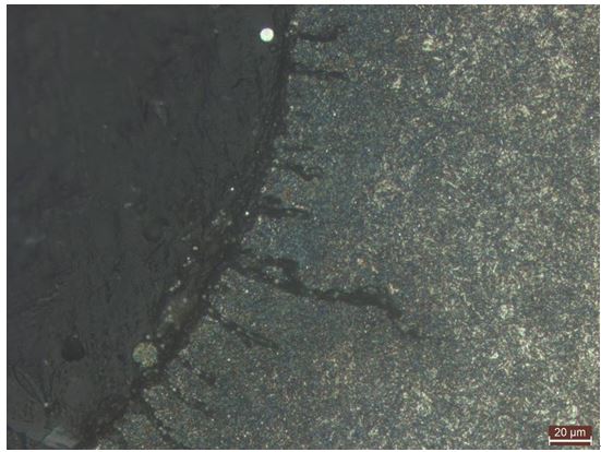 起裂區附近螺紋牙底金相組織