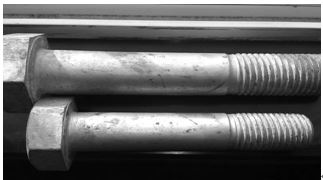 圖14-23 兩個規格螺栓宏觀形貌